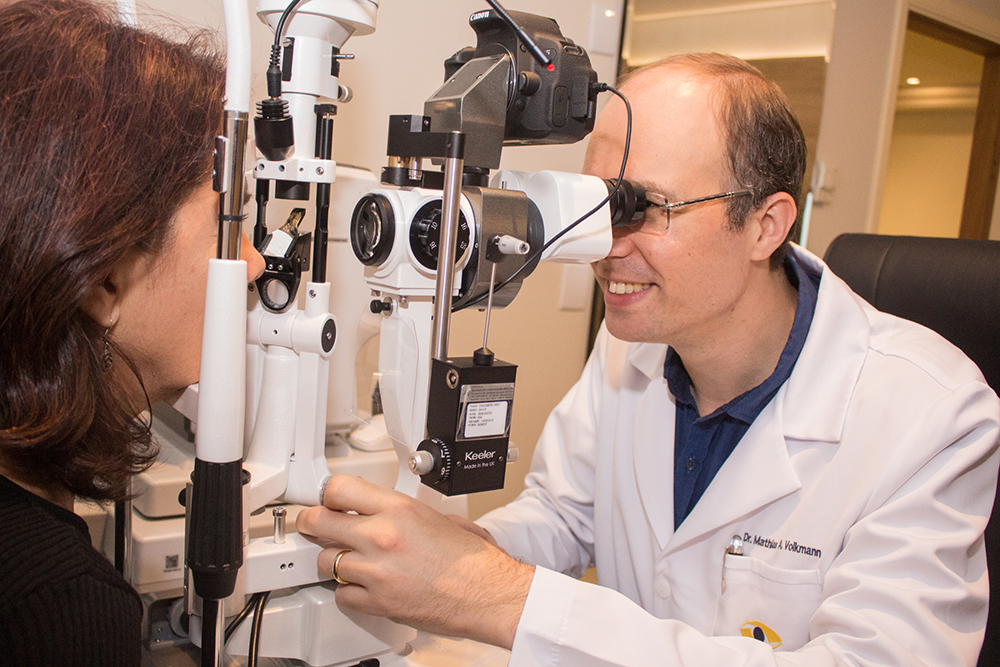 Exame na lâmpada de fenda para planejamento de cirurgia de catarata com lentes premium