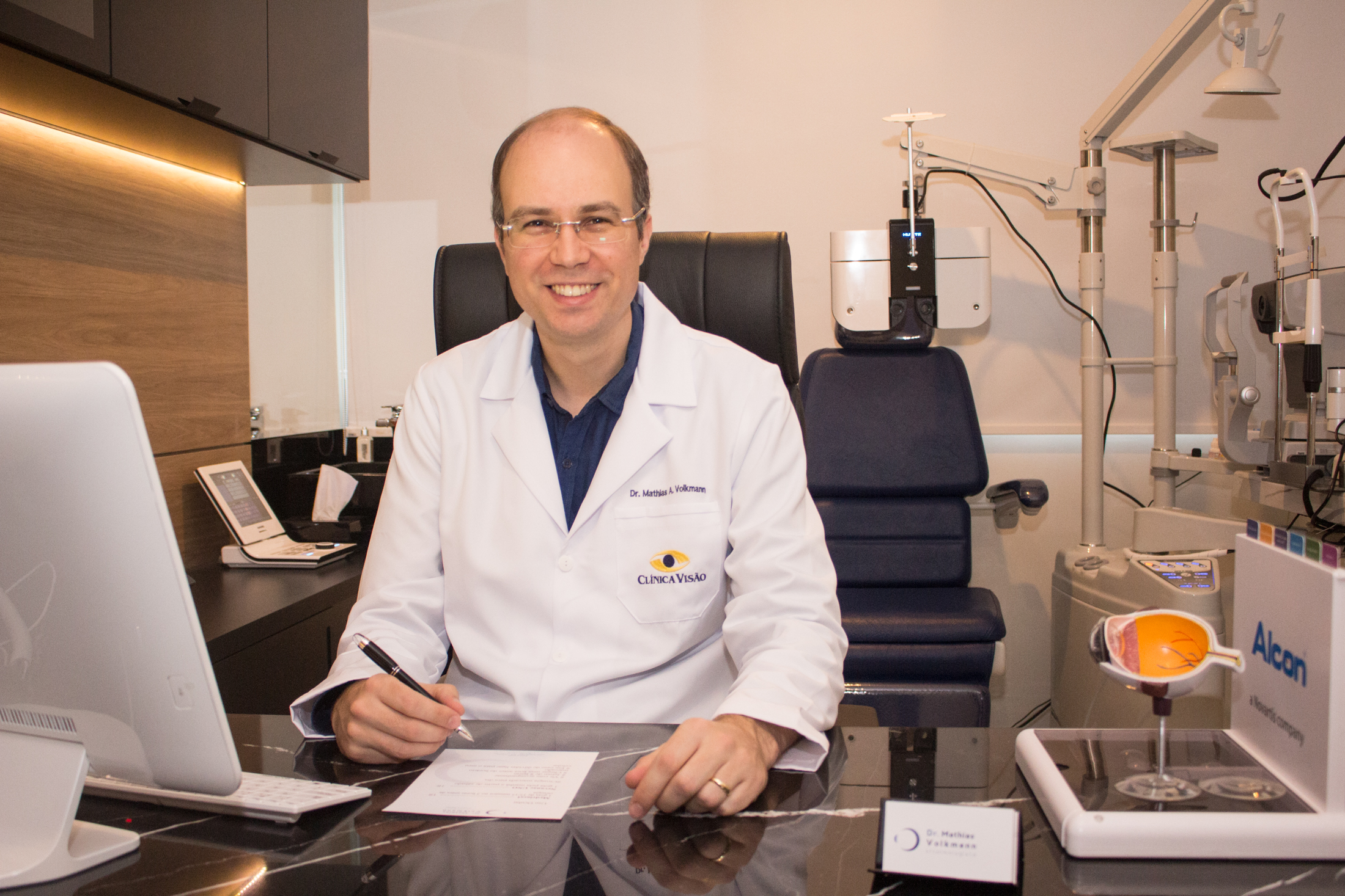 Dr. Mathias Volkmann, Médico Oftalmologista em Porto Alegre, no consultório da Clínica Visão